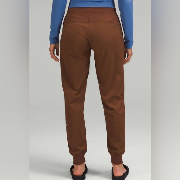 Lululemon Dance Studio Mid-Rise Jogger
Roasted Brown Size 8 - Picture 2 of 11